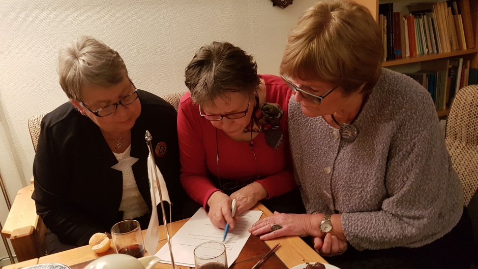 Konsentrert rundt kveldens quiz: Randi Svebakk, Anne Berit Finden og Jorunn Sundby Konsentrert rundt kveldens quiz. Randi Svebakk, Anne Berit Finden og Jorun Sundby