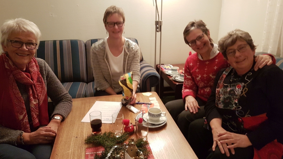 Randi Traet, Helga Jenshus, Sigrid Lian og Åse Kristine Guthus er de glade damer i sofakroken