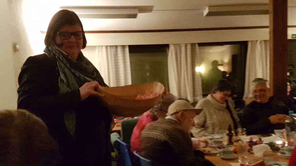 Kasserer May Synnøve Næs Engen holder styr på vinnerloddene