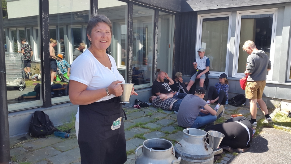 Ragnhild serverer vann fra 50 ltrs melkespann