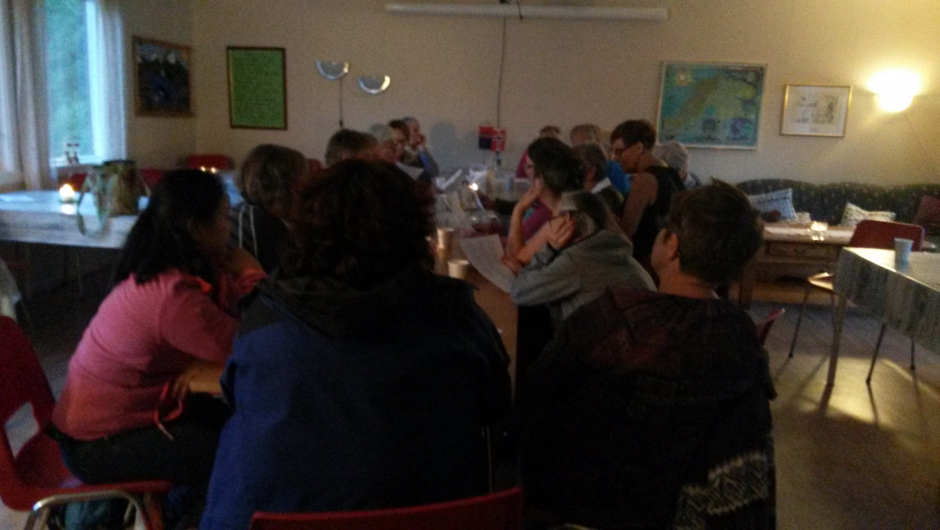 Her er bygdedamene samlet på Måskke skåvllå (Musken skole).