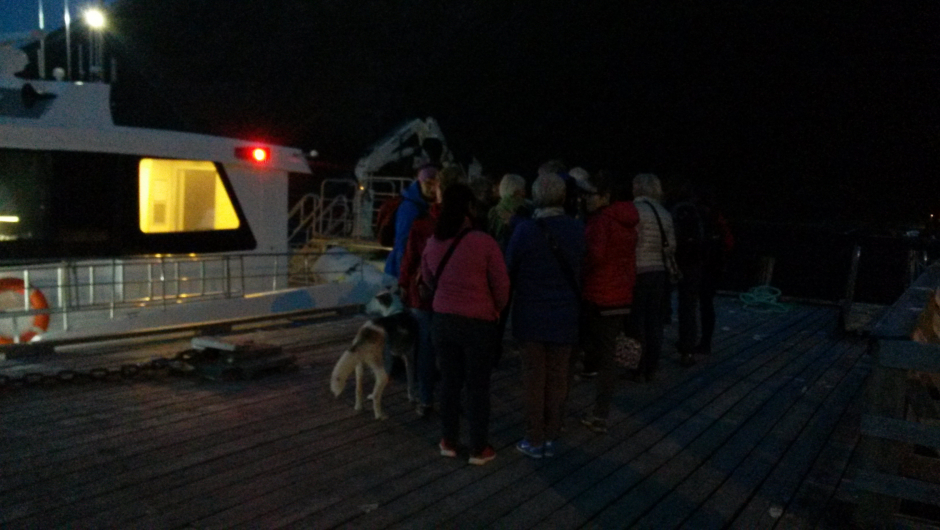 Bygdedamene på hurtigbåtkaia ved avvreise fra Musken.