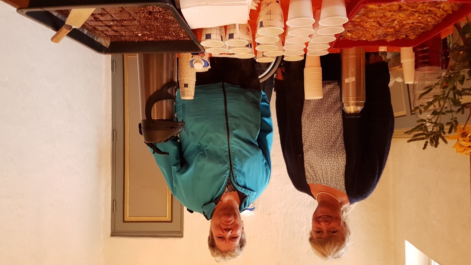 Marit Samland og Else Skogen klar for å servere til kirkefolket Marit Samland og Else Skogen klar for å servere til kirkefolket