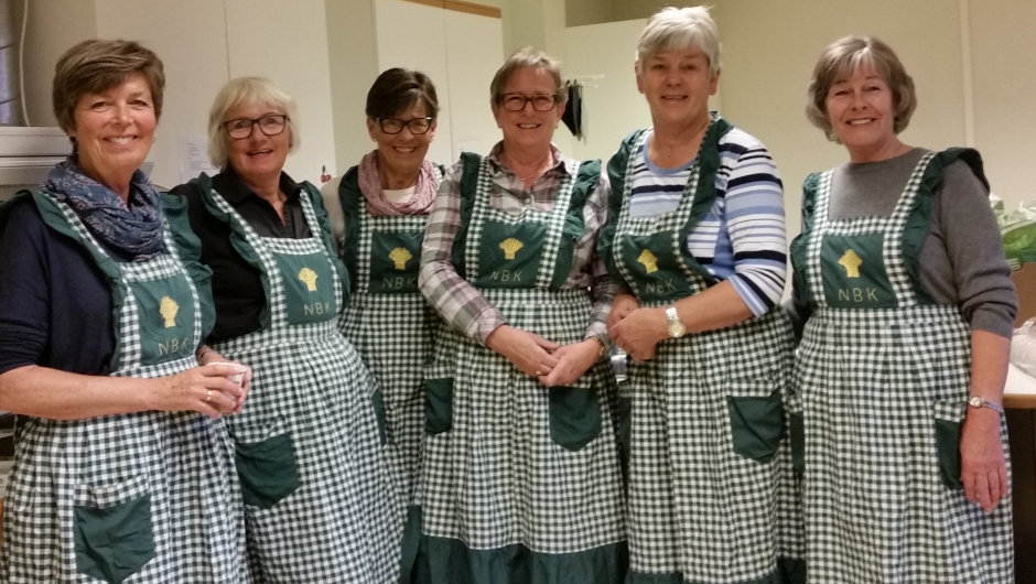 Flotte bygdekvinner serverer skolefrokost Flotte bygdekvinner serverer skolefrokost