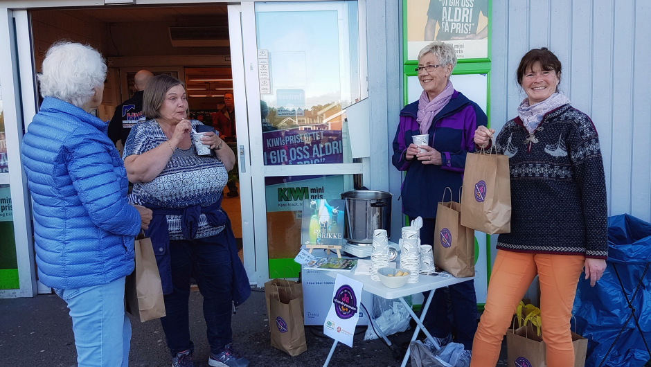 Oppfordrer de handlende til å spise mer av norske grønnsaker Oppfordrer de handlende til å spise mer av norske grønnsaker