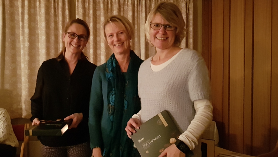 Kirsten Landsverk i midten takket Irene på høyre side og Benedikte på venstre side med konfekt.