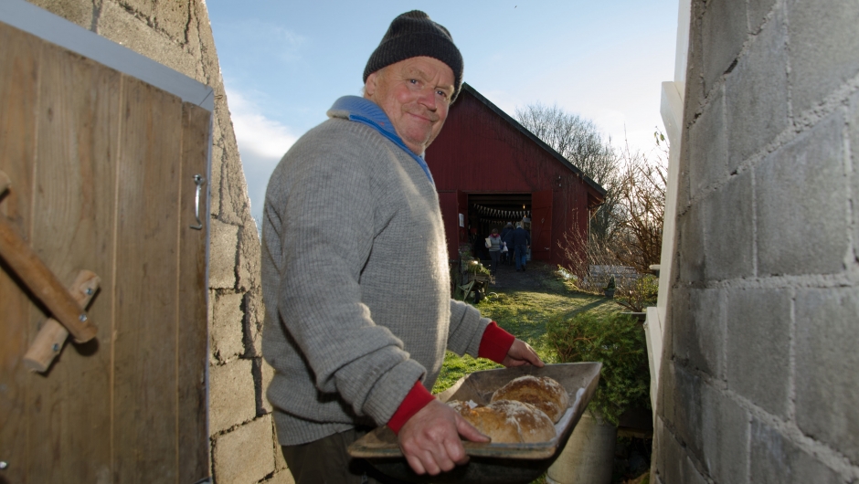 RoarTvedten, husbonden, på vei opp med ny forsyning bakerovnsbrød RoarTvedten, husbonden, på vei opp med ny forsyning bakerovnsbrød