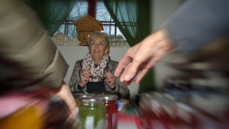 Grete K. Hassum har sin fulle hyre med å ekspedere kundene ;) Grete K. Hassum har sin fulle hyre med å ekspedere kundene ;)