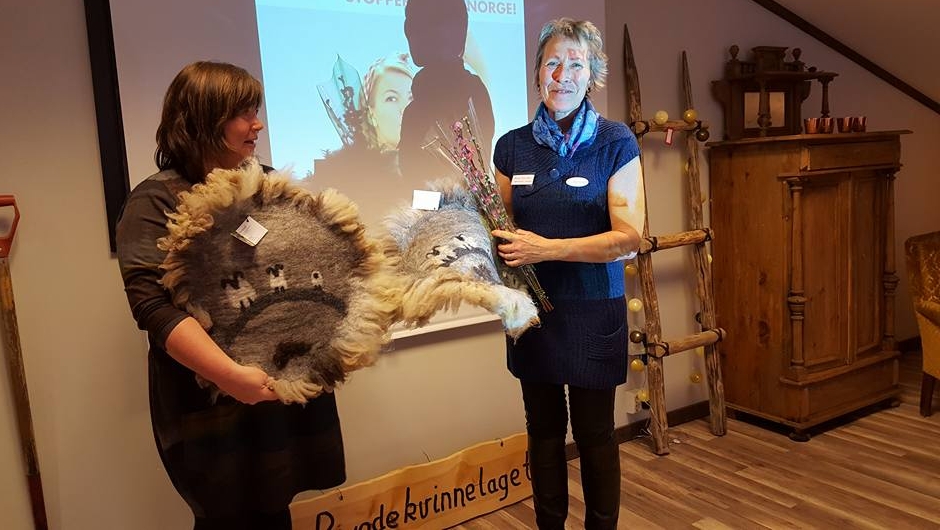 Debbie og Reidun fikk fine takkegaver, da det gikk ut av styret på årsmøte. Blomster og en nydelig sitteunderlag laget lokalt. Jervanull bruker den"ubrukelig ulla" vi hørte om fra Selbu Spinneri.