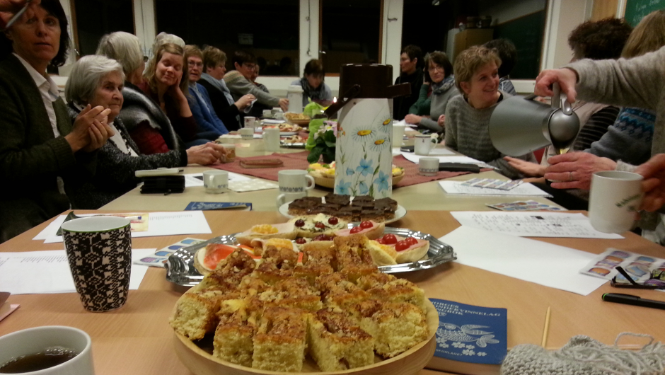 mange kjekke damer rundt matbordet Foto: Aud-Marit Netteland