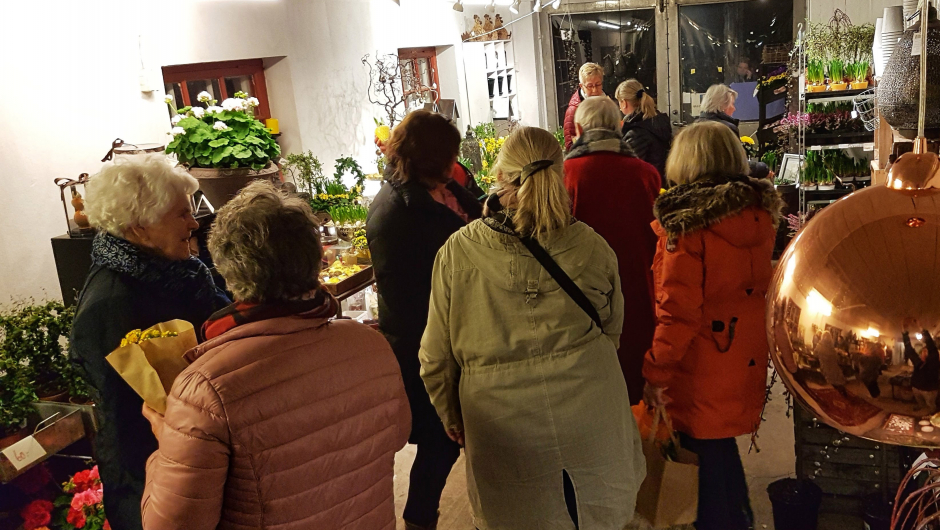 Damene fikk handle på Blomstertunet Damene fikk handle på Blomstertunet