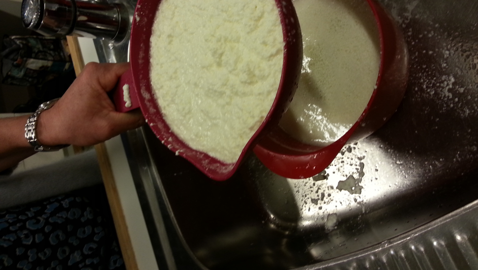 skil ostemasse og mysa foto: Aud-Marit skil ostemasse og mysa foto: Aud-Marit