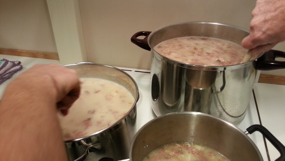 rører inn mjøljevninga foto: Aud-Marit rører inn mjøljevninga foto: Aud-Marit