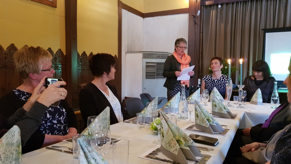 Randi F.Opheim ynskte alle velkomen til fest foto: Liv Spilde Randi F.Opheim ønska alle velkomen til fest foto: Liv Spilde