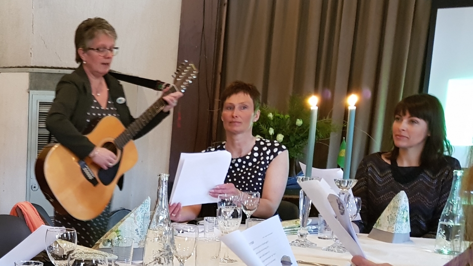 Randi F.Opheim og gitaren losa oss vel gjennom songane Randi F.Opheim og gitaren losa oss vl gjennom songane