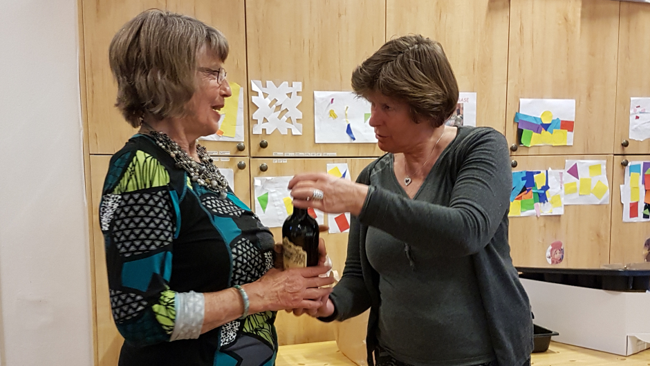 Wenche Torsøe takker Anne O. Fuller for en artig auksjon Wenche Torsøe takker Anne O. Fuller for en artig auksjon