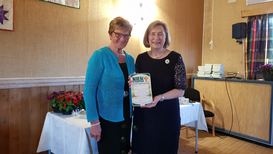 Norges Bygdekvinnelags Hustavle tildelt Anne H. Nordkvelde av Elsa Ødegaard.