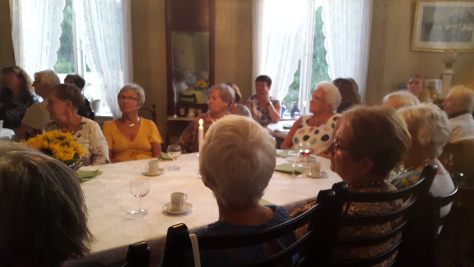 Gjestene koser seg med rømmegrøt