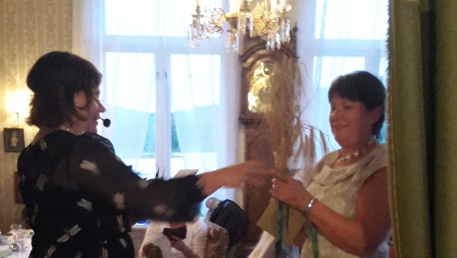 ØBK v/leder Nadja Stumberg overrakte gave til jubilanten