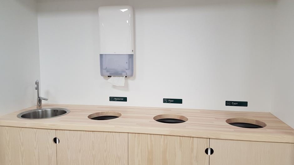 En av skolens kildesorteringer av søppel