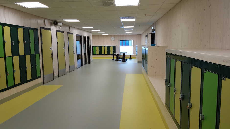 Gangareale med garderobeskap til elevene