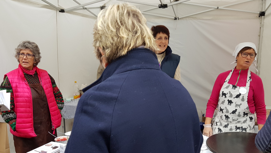 Bygdekvinnelagets stand i Storgata på Gjøvik I Bygdekvinnelagets stand