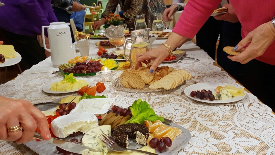 Tradisjon tro, ost og kjeks blir servert Tradisjon tro, ost og kjeks blir servert