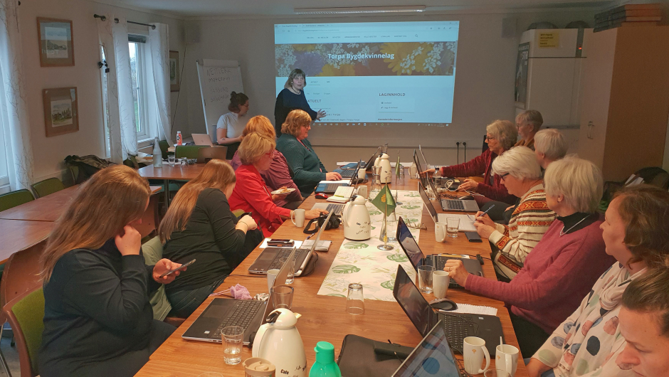 Hjemmesidekurs med Tale Hammerø Ellingvåg og Helle Berger. Foto: Tone Løn Tvedten