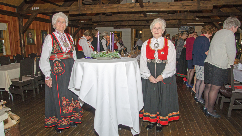 Solveig Fjæreide og Mary Kristensen tenner adventskransen Solveig Fjæreide og Mary Kristensen tenner adventskransen