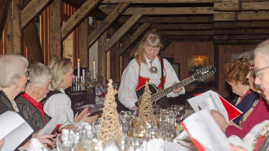 Marit Samland leder allsangen Marit Samland leder allsangen