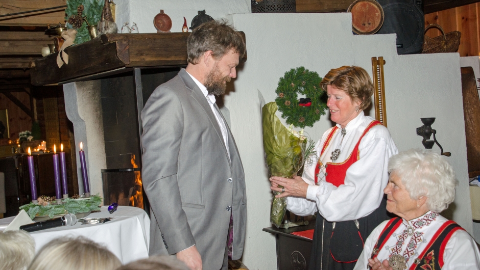 Leder i Sem Bondelag, Lars Rom takkes av Wenche for blomster og flott pengegave Leder i Sem Bondelag, Lars Rom takkes av Wenche for blomster og flott pengegave