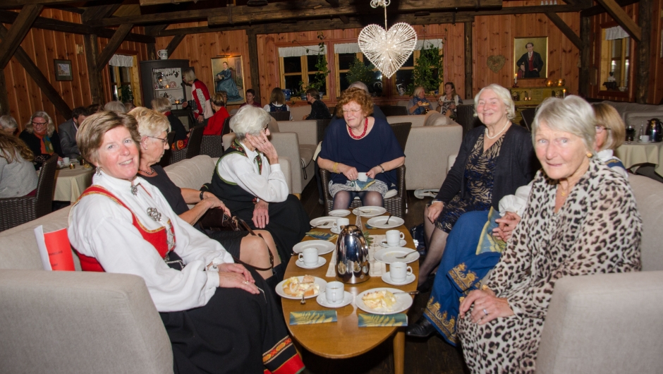 "Vi kosær oss" "Vi kosær oss"