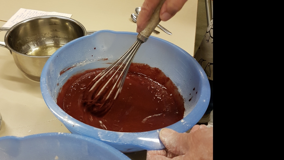 røra inn mjøl litt om litt røra inn mjøl litt om litt