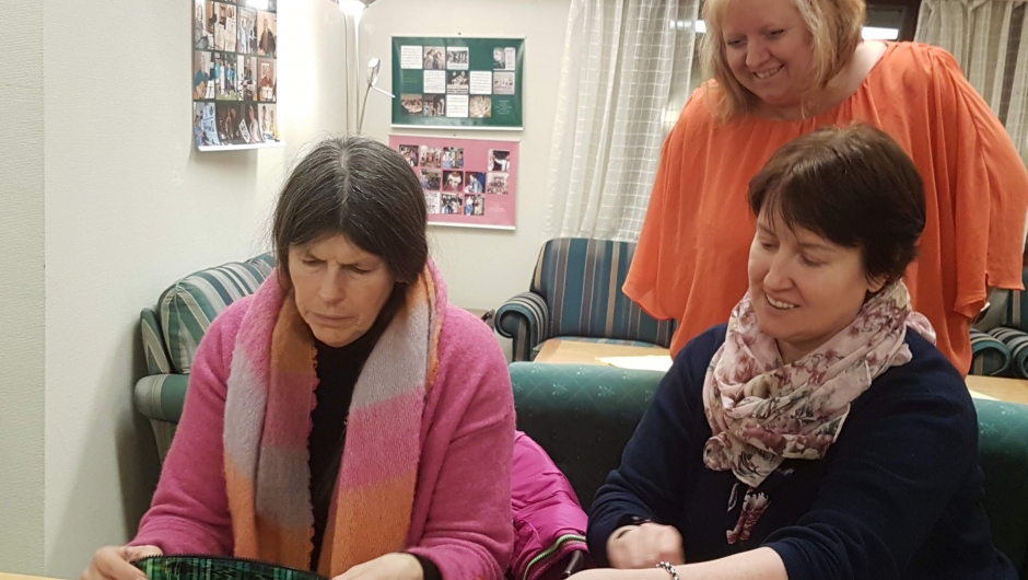 Guatemalsk håndarbeide blir tatt i øyesynav Inger Johanne Gran, Lene K Bråtejordet og bak: Heidi Lofsberg Guatemalsk håndarbeide blir tatt i øyesynav Inger Johanne Gran, Lene K Bråtejordet og bak: Heidi Lofsberg