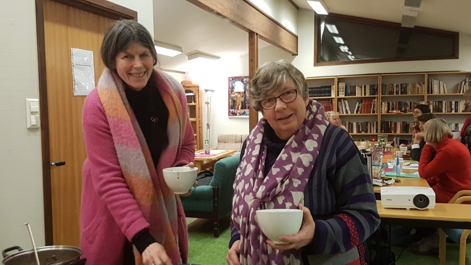 Modige maur forsøker seg på første suppeøsa Modige maur forsøker seg på første suppeøsa