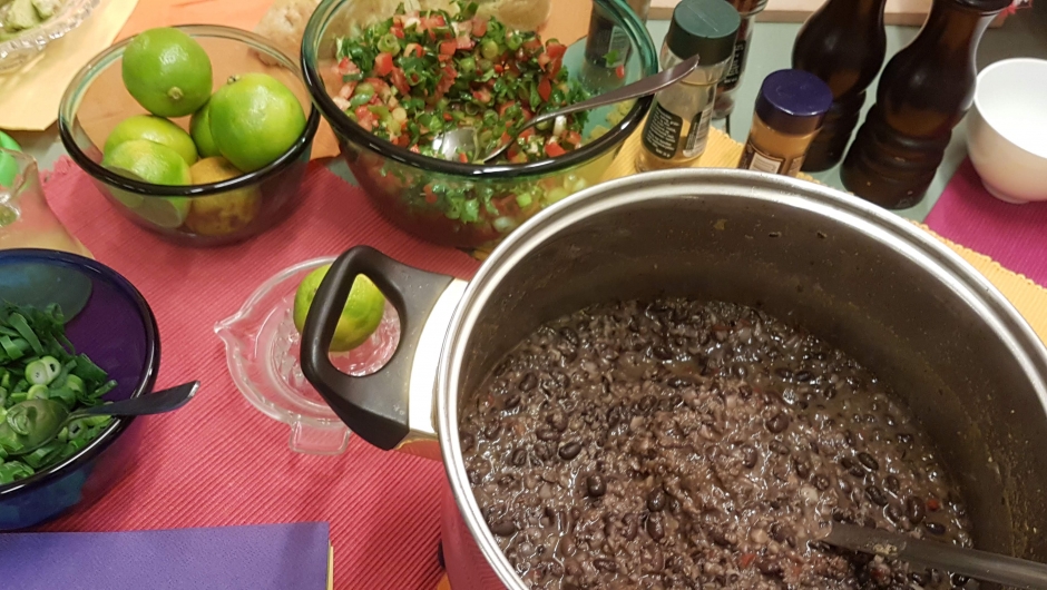 Svartbønnesuppe med fresca og rundstykker sto på menyen Svartbønnesuppe med fresca og rundstykker sto på menyen