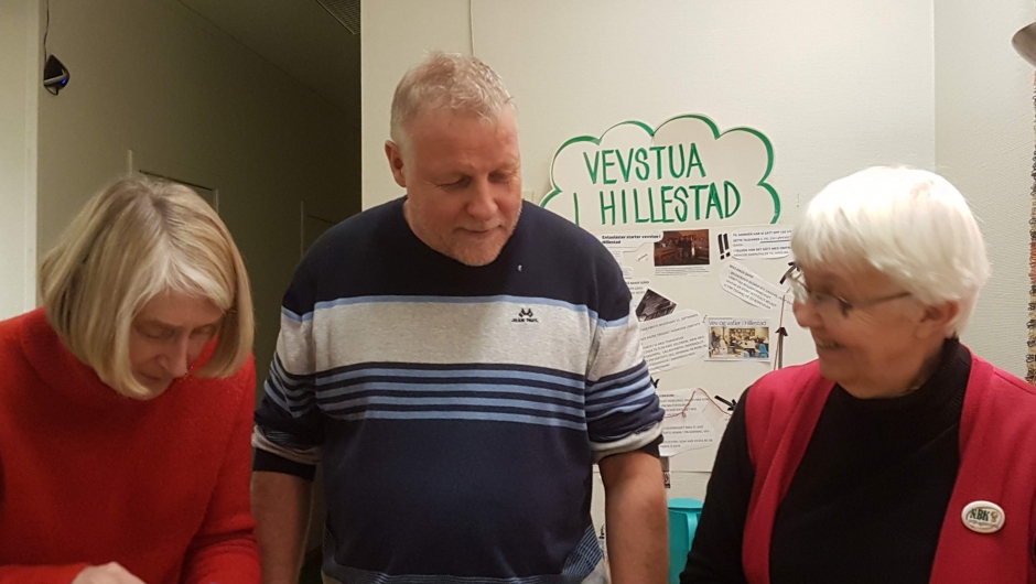 Lokalavisa var på plass, og Pål Nordby er flankert av Grethe Brundtland og Ellen-Marie Rønningen Lokalavisa var på plass, og Pål Nordby er flankert av Grethe Brundtland og Ellen-Marie Rønningen