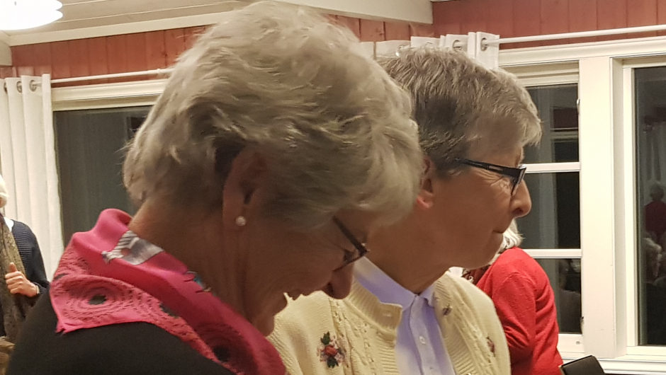 Mat med bygg studeres Ruth og Gunvor studerer "Mat med bygg"