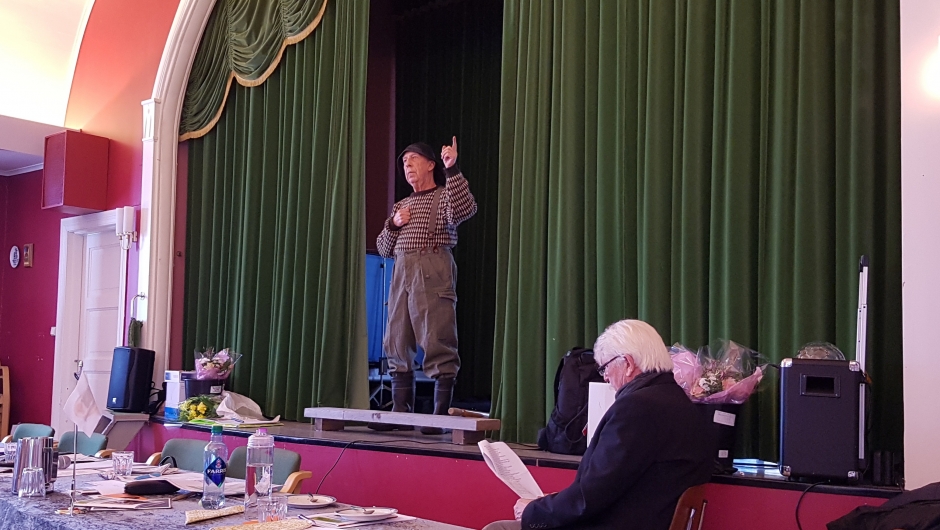 Imponerende og rørende fremføring av historien om Terje Vigen ved Knut Klepaker. Foto: Linda M. Gusland. Imponerende og rørende fremføring av historien om Terje Vigen ved Knut Klepaker. Foto: Linda M. Gusland.