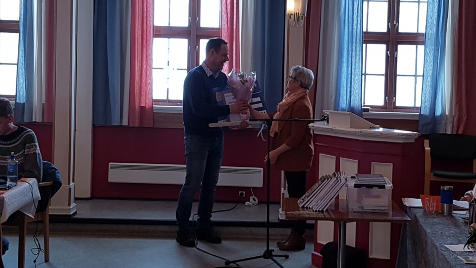 Vinneren får en sjekk på 5.000,- kr, gravert bakstefløy, diplom og blomster. Foto: Linda M. Gusland. Vinneren får en sjekk på 5.000,- kr, gravert bakstefløy, diplom og blomster. Foto: Linda M. Gusland.