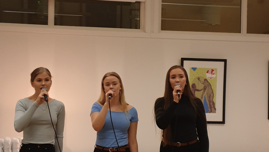 Sunniva Flaten Brekke, Ingrid Espe og Ingeborg Myklebust underheldt med fantastisk song. Sunniva Flaten Brekke, Ingrid Espe og Ingeborg Myklebust underheldt med fantastisk song.