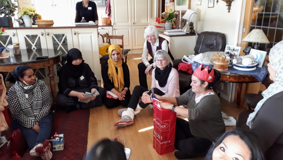 Hva er det i denne pakken tro? Alle følger spent med.