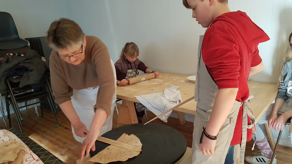 Flatbrødsteikjing med 4H foto: Aud-Marit Netteland Flatbrødsteikjing med 4H foto: Aud-Marit Netteland