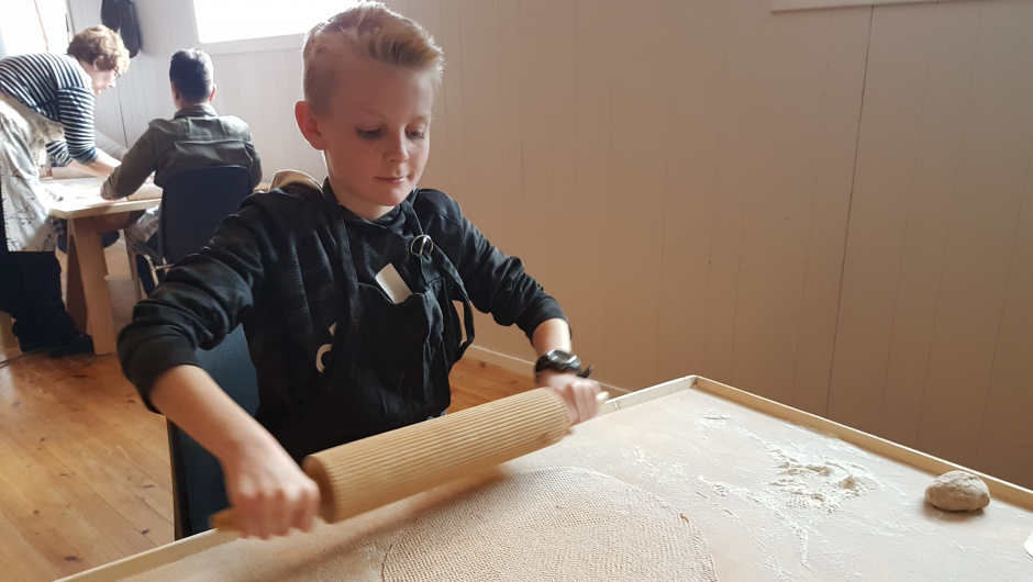 4H medlemane lærte fort å laga runde og fine leivar foto: Aud-Marit Netteland 4H medlemane lærte raskt å laga runde og fine leivar foto: Aud-Marit Netteland