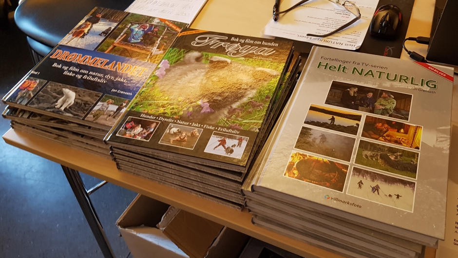 Jan Grønseth's bøker. foto: Linda M. Gusland. Jan Grønseth's bøker. foto: Linda M. Gusland.