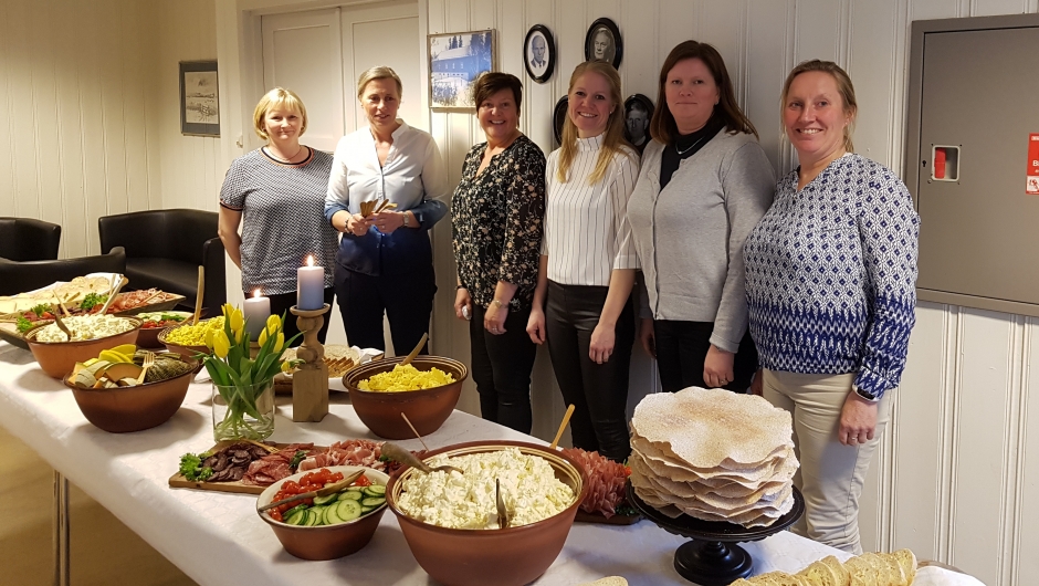 Kjøkkengjengen. fra venstre: Merete Omsland, Inger Omsland, Siv Sleveland, Kristine Saga, Anette Aadalen og Hege Bjørnø Svensen. foto: Linda M. Gusland. Kjøkkengjengen. fra venstre: Merete Omsland, Inger Omsland, Siv Sleveland, Kristine Saga, Anette Aadalen og Hege Bjørnø Svensen. foto: Linda M. Gusland.