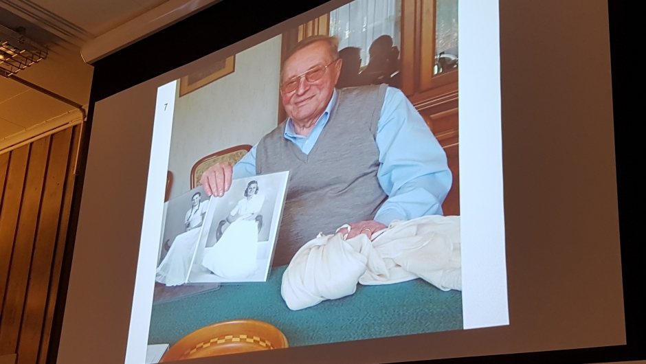 Heinz Schüler med bilde av brudekjolene som ble sydd av hans fallskjerm. Heinz Schüler med bilde av brudekjolene som ble sydd av hans fallskjerm.