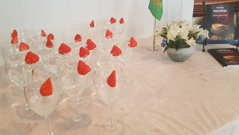 Sprudlande velkomstdrink med smak av sommar og hylleblomst foto: Aud-Marit Netteland Sprudlande velkomstdrink med smak av sommar og hylleblomst foto: Aud-Marit Netteland