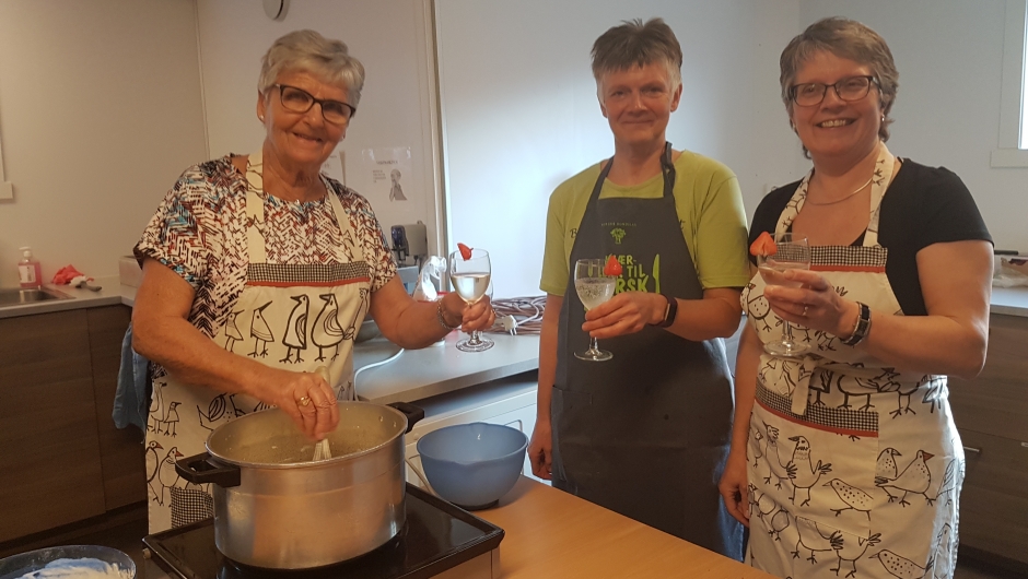 Brita, Brynhild og Randi - ekspertar på å laga god rømmegraut foto: Aud-Marit Netteland Brita, Brynhild og Randi - ekspertar på å laga god rømmegraut foto: Aud-Marit Netteland