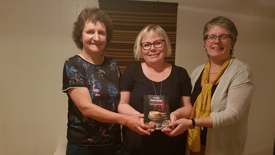 Bokansvarlege: Liv Spilde, Aud-Marit Netteland og Randi F.Opheim foto: Liv Marion S.Grønås Bokansvarlege: Liv Spilde, Aud-Marit Netteland og Randi F.Opheim foto: Liv Marion S.Grønås